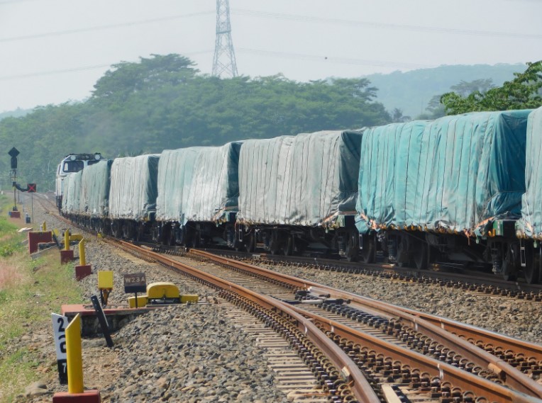 Mengirim Kendaraan dengan Kereta Api